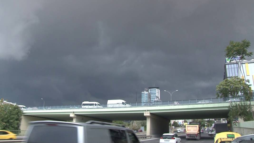 İstanbul'da sağanak hayatı felç etti! Araçlar sular altında kaldı - Resim: 58